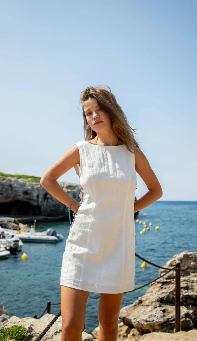 Vestido mini con aro blanco de Isadora