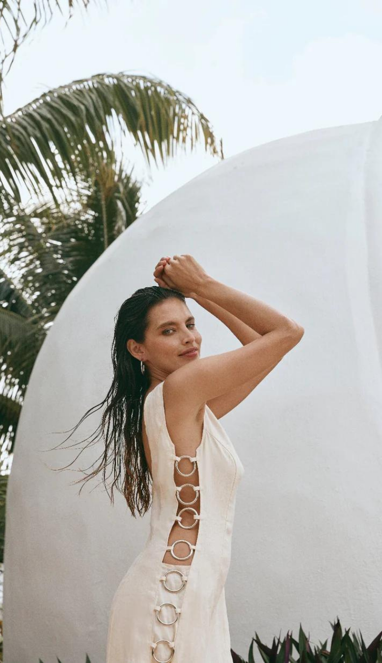 Vestido largo con aro blanco de Isadora